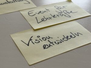 Haftnotiz mit der Aufschrift „Vision entwickeln“ aus einem Workshop zu Open Educational Resources im TOBIS-Projekt.